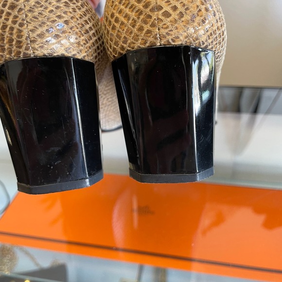 Stuart Weitzman Square Toe Snake Skin Pumps Tan Neutral Beige Size 7 - Picture 6 of 12